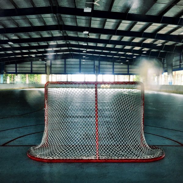 hockey-net-in-a-semi-outdoor-arena-in-torrance-california_t20_4b30Lx