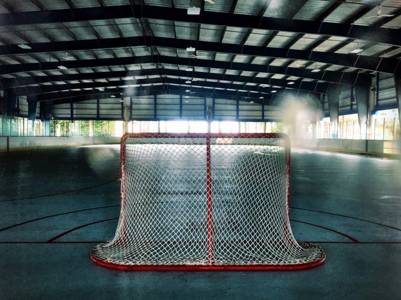 hockey-net-in-a-semi-outdoor-arena-in-torrance-california_t20_4b30Lx